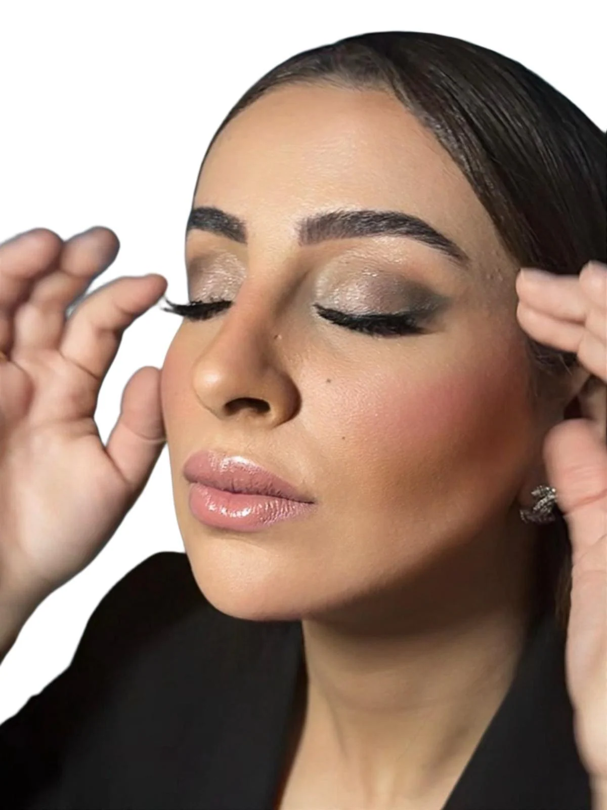 Model applying Nilia Luxe lash with closed eyes
